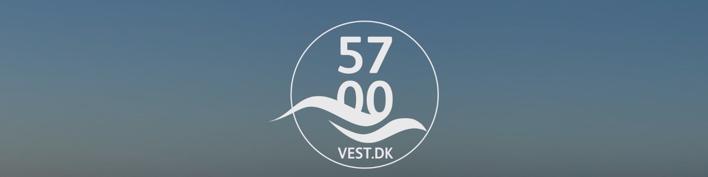 Hvidt logo for 5700vest i banner med blå baggrund