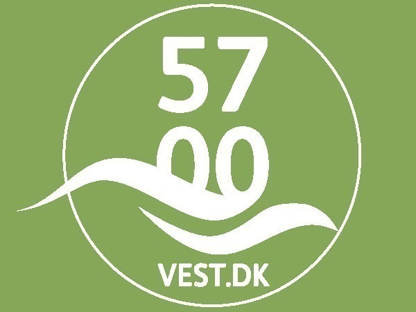 Hvidt logo for 5700vest med grøn baggrund